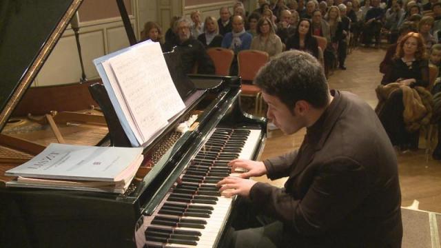 il pianista Marco Grilli impegnato nell'esecuzione dello Studio n.4 "Budapest" del maestro Francesco Marino